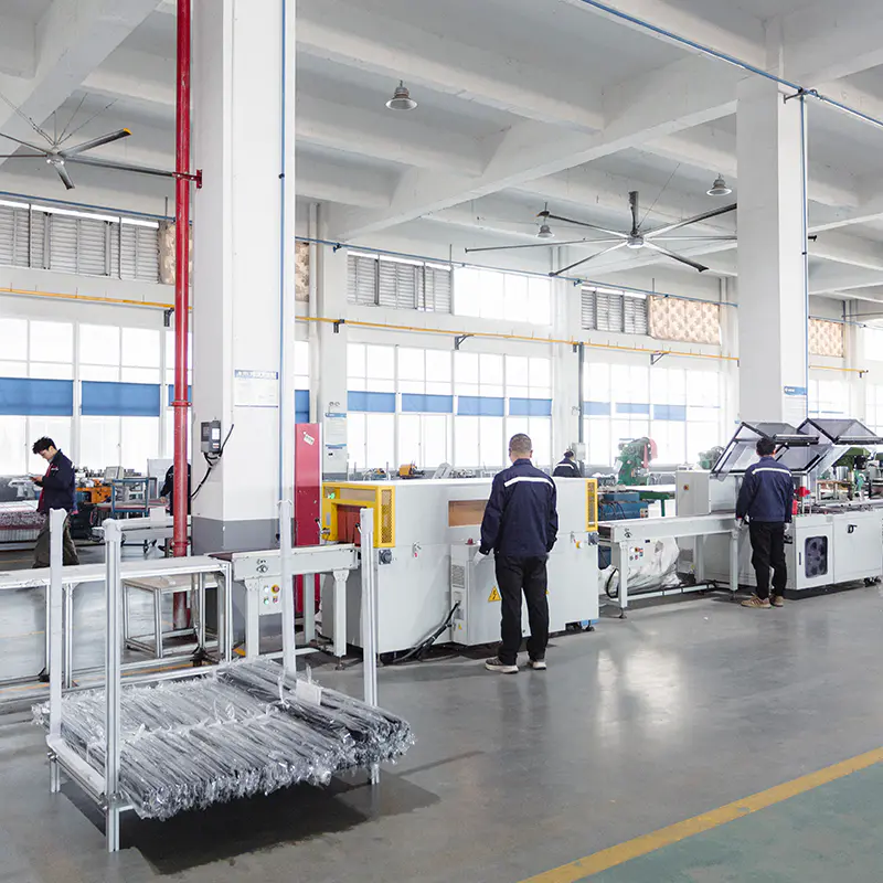 Oficina de Acabamento - Máquina embaladora automática com selagem por encolhimento